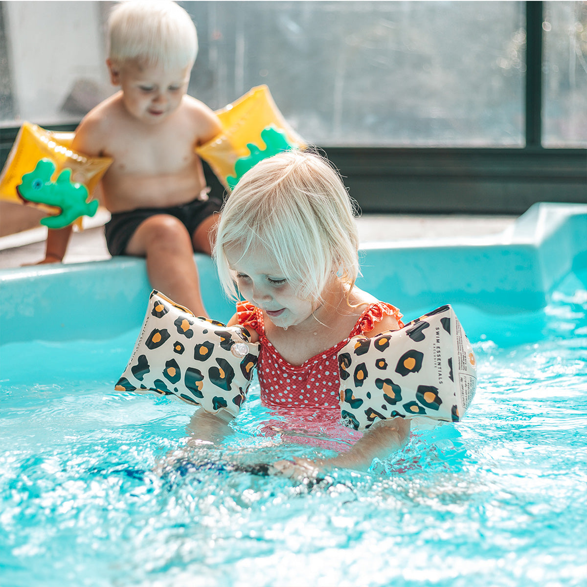Hoe gaaf zijn deze zwembandjes in de print beige leopard van Swim Essentials? Beleef de mooiste avonturen met je kindje in het water met deze zwembandjes met panterprint die om de arm gaan. De zwemvleugels zijn voorzien van een mooi, tijdloos ontwerp. De veiligheid van je kind staat natuurlijk voorop. VanZus