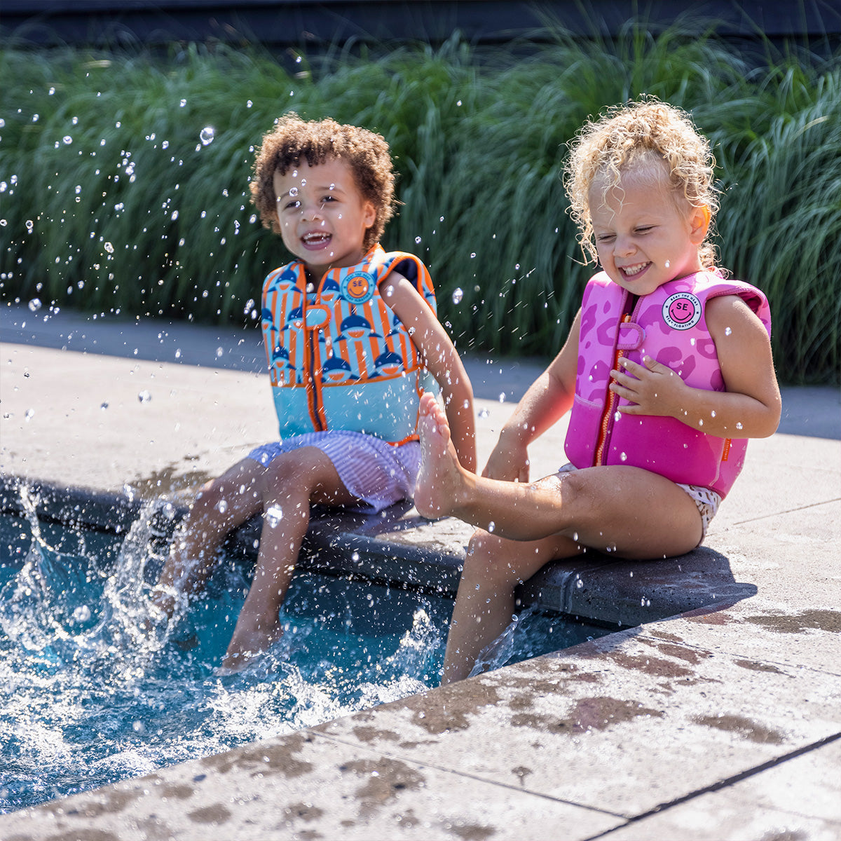 Het Swim Essentials zwemvest pink leopard zorgt ervoor dat je kindje blijft drijven. Ideaal tijdens een dagje aan het strand of wanneer je een stukje gaat varen. Dit leuke zwemvest houdt jouw kindje veilig! VanZus.