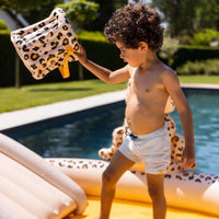 Ieder kind wordt blij van het Swim Essentials speelzwembad adventure beige leopard! Want wat is er nou leuker dan heerlijk plonzen in het zwembadje op een warme zomerdag? Helemaal niets toch? VanZus.
