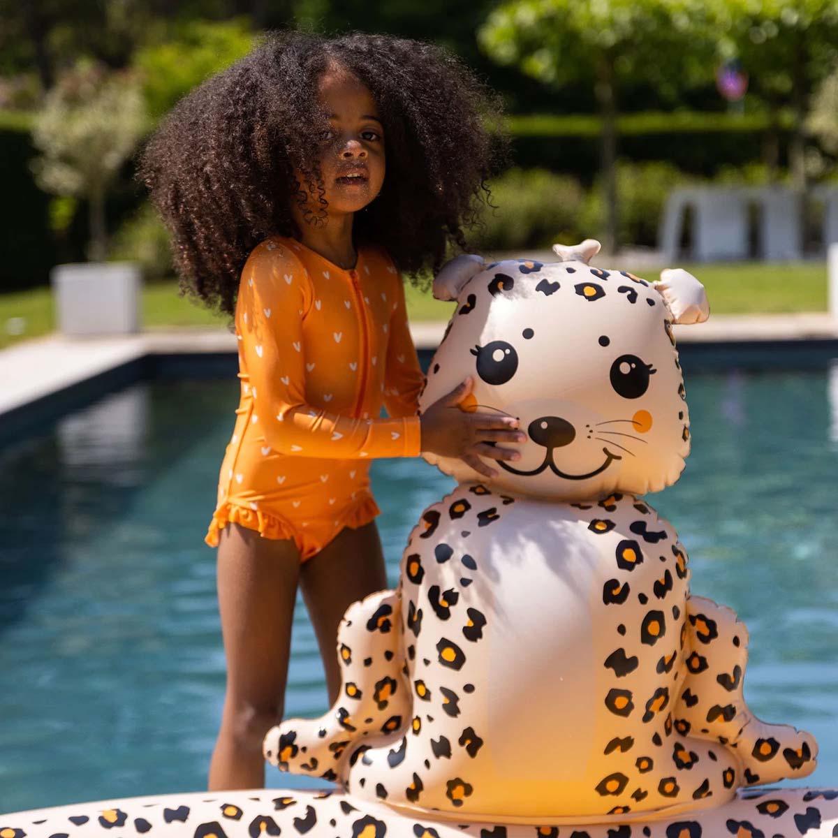Ieder kind wordt blij van het Swim Essentials speelzwembad adventure beige leopard! Want wat is er nou leuker dan heerlijk plonzen in het zwembadje op een warme zomerdag? Helemaal niets toch? VanZus.