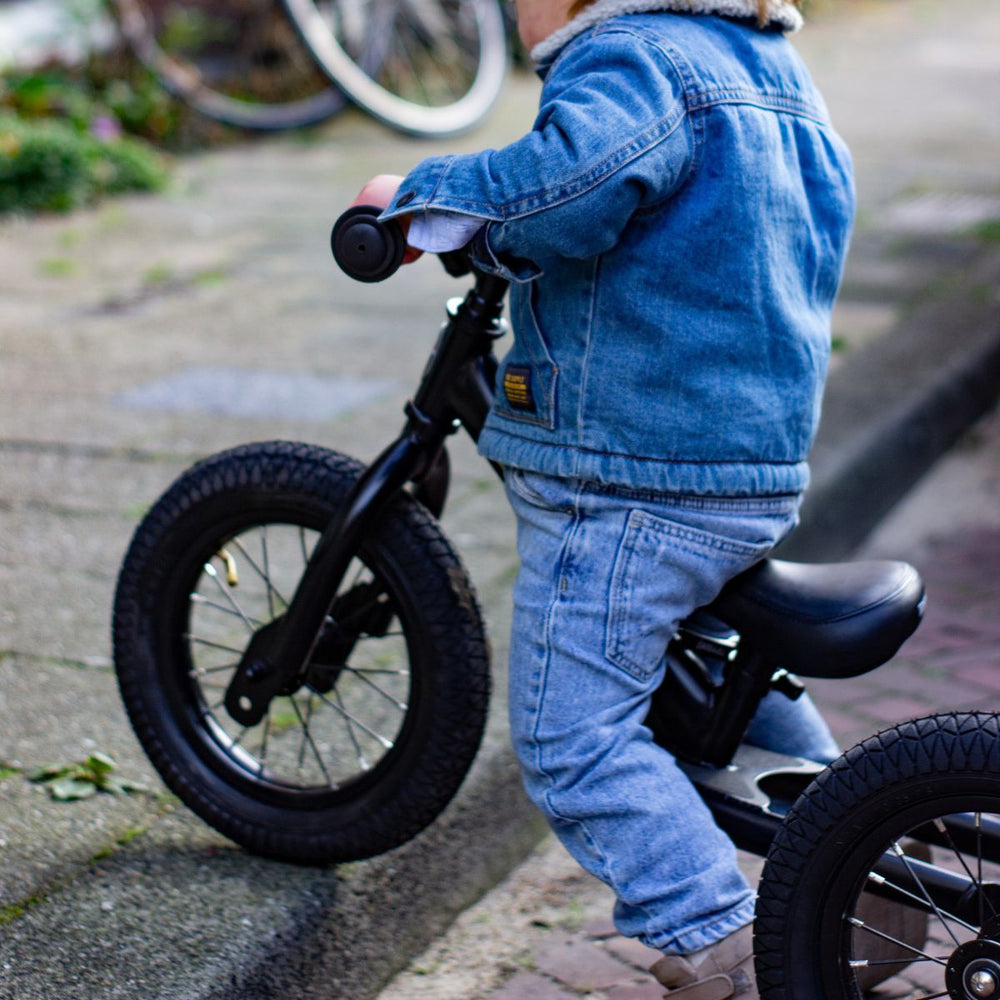 Op avontuur met de steel loopfiets in de kleur  all black van Trybike. De metalen tweewieler is geschikt vanaf 2 jaar en leert kinderen lopen en fietsen. Groeit mee met je kind. In diverse kleuren. VanZus