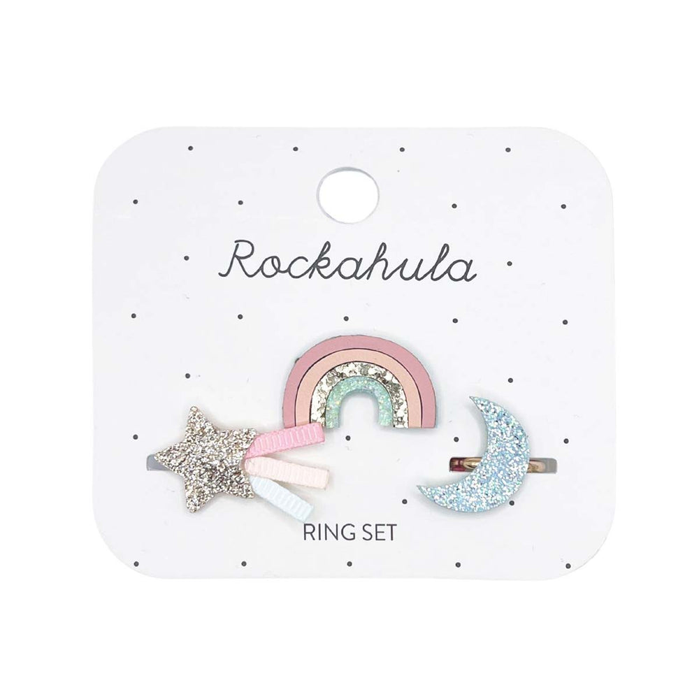 Voeg een glitters toe aan de outfit van jouw kindje met de shimmer rainbow ringen set van Rockahula. Mooie accessoires met een glinsterende regenboog, gouden glitter ster en zilveren glitter maan. Verstelbaar. VanZus