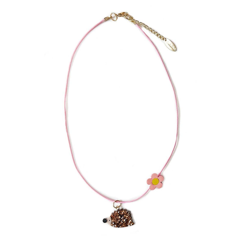 Fleur elke outfit op met Rockahula’s hattie hedgehog ketting. De ketting heeft een roze koordje, een glitter egel hanger en een mooie schattige roze met gele bloem. Ook leuk met de bijpassende armbanden set. VanZus 