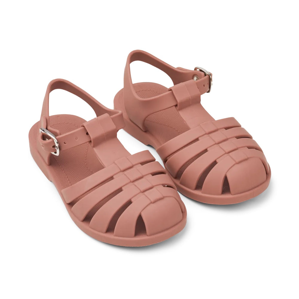 Ben je op zoek naar praktische én hippe waterschoenen? Dan zijn deze bre sandalen van Liewood in de kleur dark rose een goede keus! Dankzij het flexibele materiaal en de verstelbare bandjes zijn deze roze waterschoentjes perfect voor op het strand of aan het water en heel comfortabel voor je kind. VanZus