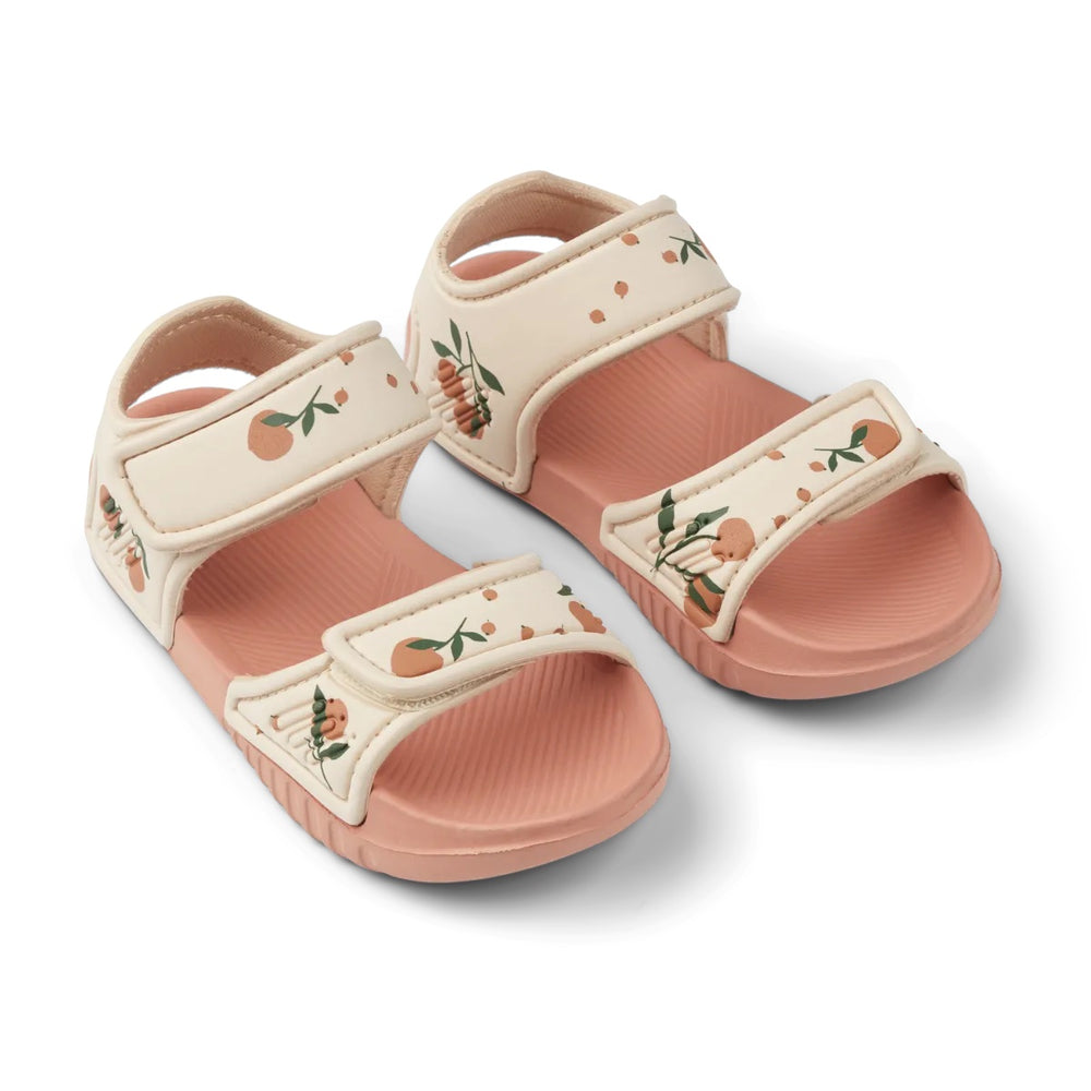 De Liewood blumer sandalen peach/sea shell zijn hele fijne sandalen voor je kleintje voor tijdens de warme zomerdagen. Deze sandalen lopen heerlijk want ze zijn licht van gewicht en flexibel. VanZus.
