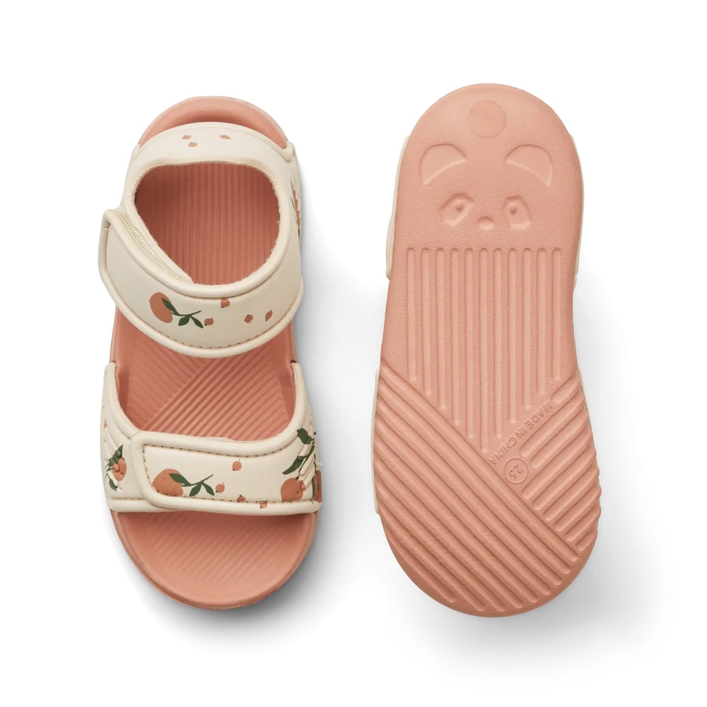 De Liewood blumer sandalen peach/sea shell zijn hele fijne sandalen voor je kleintje voor tijdens de warme zomerdagen. Deze sandalen lopen heerlijk want ze zijn licht van gewicht en flexibel. VanZus.