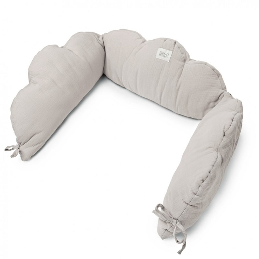 De bedpumber little cloud in grey powder van Babyshower is perfect voor actieve slapers! Voorkom dat je kindje zich bezeert en zorg voor een knus hoekje. Een zachte, veilige en stijlvolle bedomrander. VanZus