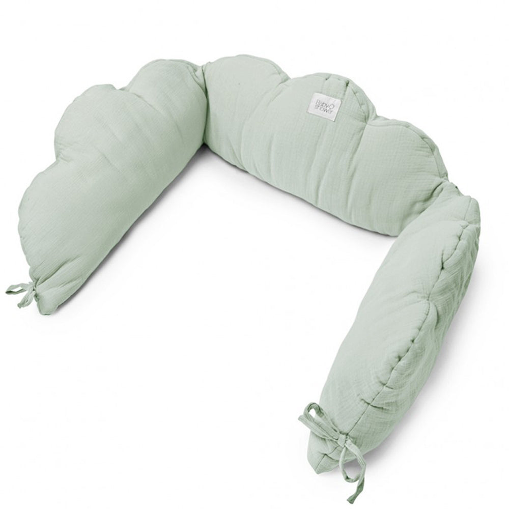 De bedpumber little cloud in sage powder van Babyshower is perfect voor actieve slapers! Voorkom dat je kindje zich bezeerd en zorg voor een knus hoekje. Een zachte, veilige en stijlvolle bedomrander. VanZus
