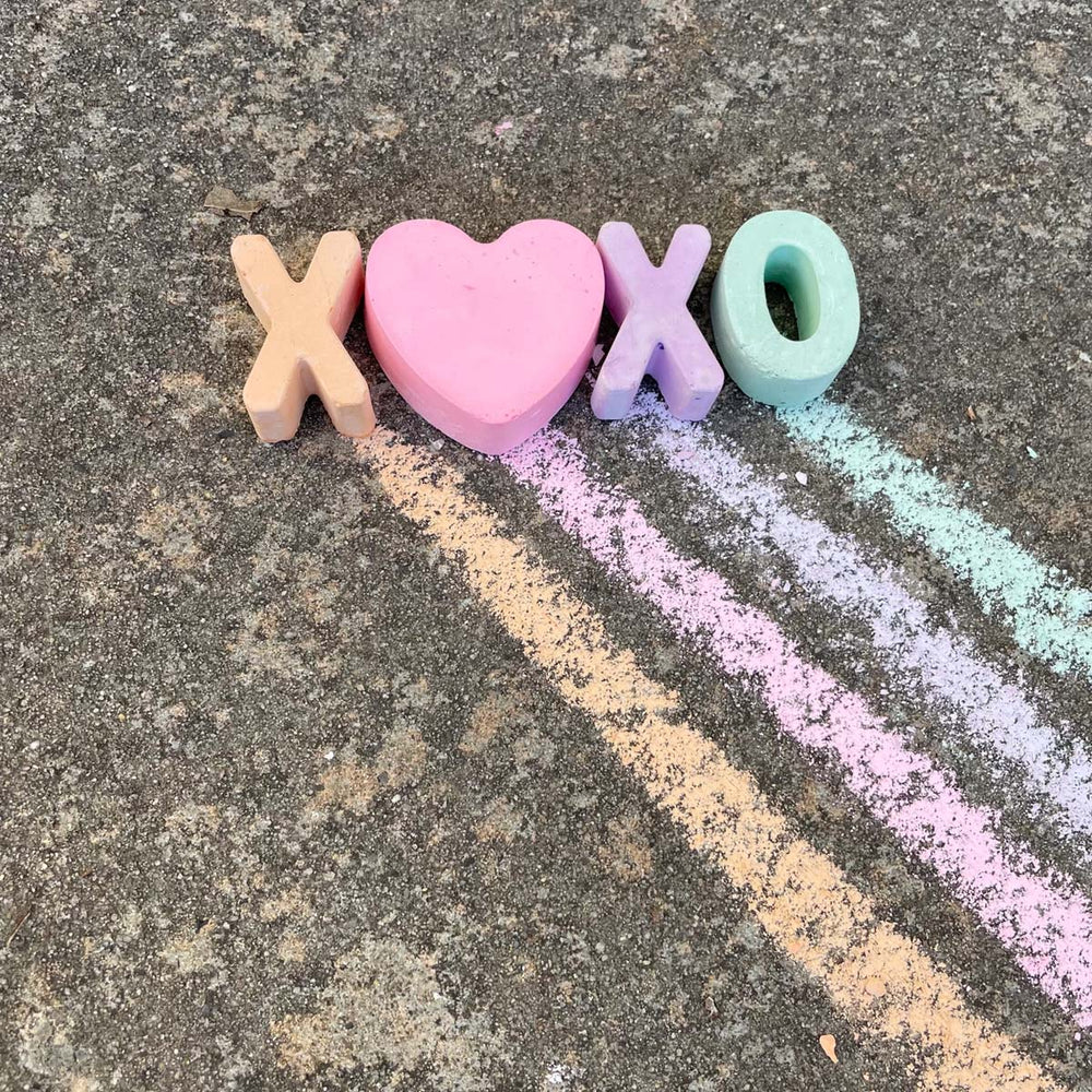 Voor creatieve kindjes: stoepkrijt XOXO van TWEE. De van 4 krijtjes heeft: 2x de letter X, de letter O en een hart. In vrolijke pastelkleuren. Biologisch afbreekbaar, herbruikbaar en niet toxisch en plasticvrij. VanZus