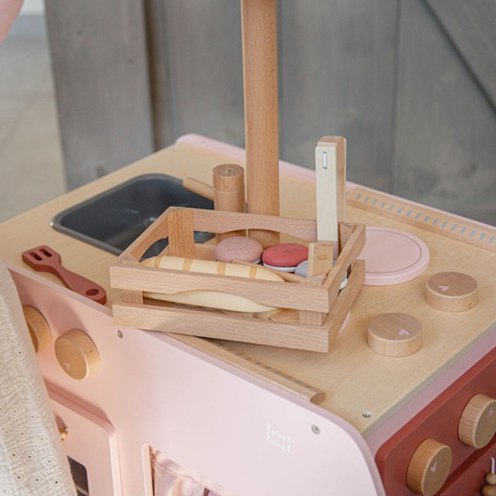 Hmm, met de Label label baguette set kan jouw kindje een eigen bakkerij openen. Deze leuke houten speelset met broodjes en koekjes is perfect voor alle kleine bakkers. Wat voor lekkers neem jij vandaag? VanZus.