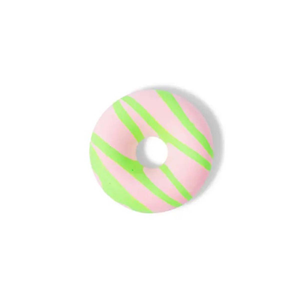 Stoepkrijten is dubbel zo leuk met deze stoepkrijt drizzle donut pink/green van het merk TWEE. Dit stoepkrijt is niet zomaar een krijtje, maar heeft de vorm van een heerlijke donut! Je zal er bijna trek in krijgen! VanZus