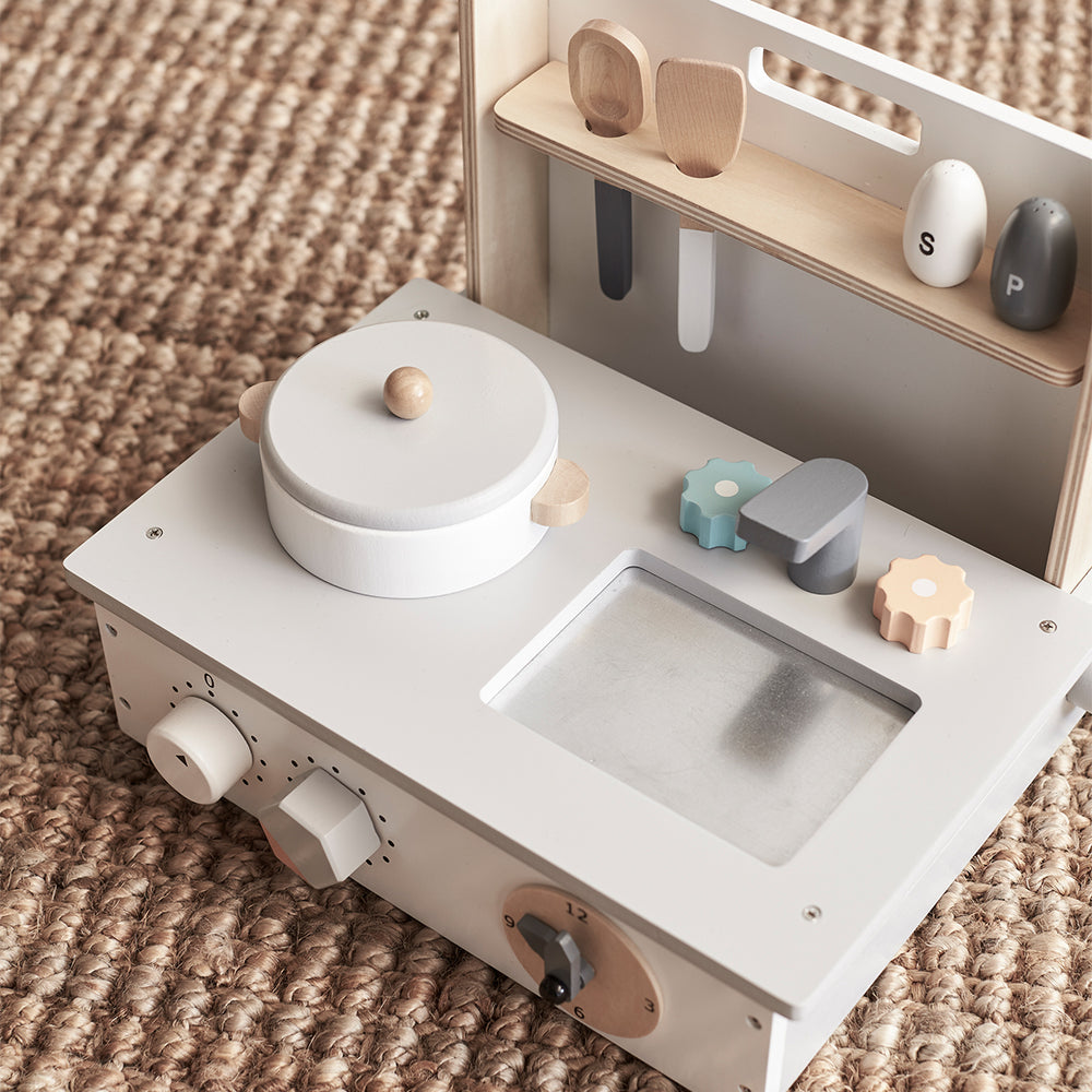 Deze Kid's Concept mini keuken is ideaal wanneer je niet zoveel ruimte in huis hebt voor een grotere speelkeuken. Deze kleine variant van de speelgoedkeuken is namelijk heel compact, maar net zo leuk en zet je gemakkelijk op een tafel of bureautje. VanZus.