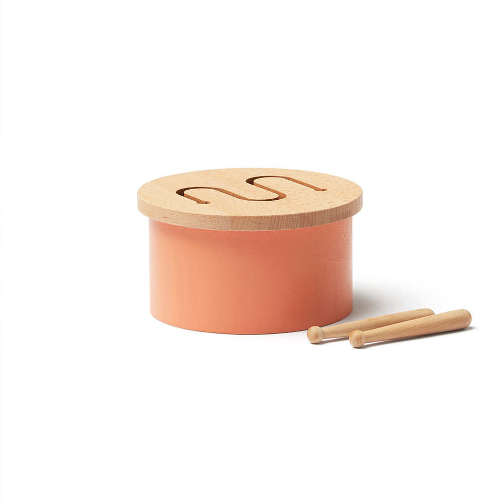 De Kid's Concept trommel oranje zorgt voor uren speelplezier. Welk kindje houdt er nou niet van lekker muziek maken? De trommel is gemaakt van hout en wordt geleverd met twee trommelstokjes.  VanZus.