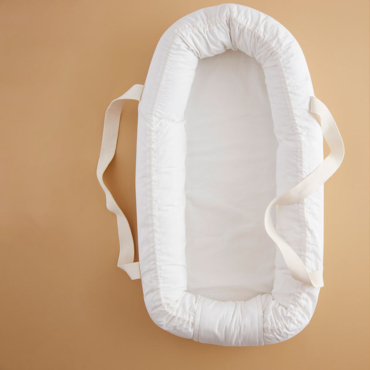 Het Kid’s Concept babynestje wit is een fijn plekje voor jouw kleine baby om tot rust te komen. Dit heerlijke zachte babynestje heeft hoge randen, zodat jouw kleintje veilig en lekker comfortabel kan liggen. VanZus.