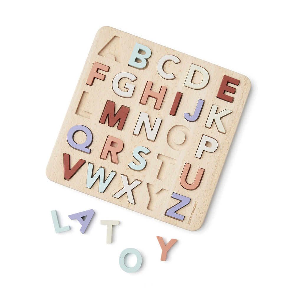 A, B, C, doe je mee? Speel en oefen met deze puzzel met het alfabet van A-Z van Kid's Concept. Leer kleuren en letters of oefen door korte woordjes te vormen met de houten letters. Train motoriek, geduld en leer de letters van het alfabet!  VanZus