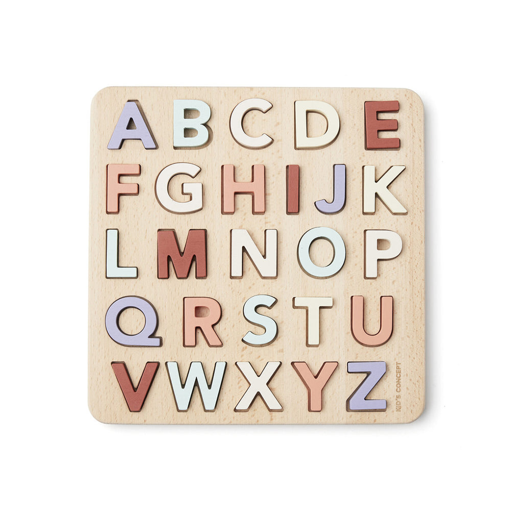 A, B, C, doe je mee? Speel en oefen met deze puzzel met het alfabet van A-Z van Kid's Concept. Leer kleuren en letters of oefen door korte woordjes te vormen met de houten letters. Train motoriek, geduld en leer de letters van het alfabet!  VanZus