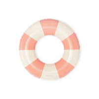 De Petites Pommes Olivia zwemband in de kleur Peach daisy (roze) is een opblaasbare zwemband met een diameter van 45cm. Deze zwemband heeft een leuk en kleurrijk ontwerp in een streep design. VanZus