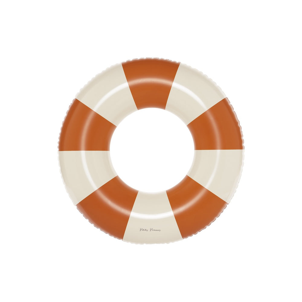 De Petites Pommes Olivia zwemband in de kleur Tangerine (oranje) is een opblaasbare zwemband met een diameter van 45cm. Deze zwemband heeft een leuk en kleurrijk ontwerp in een streep design. VanZus