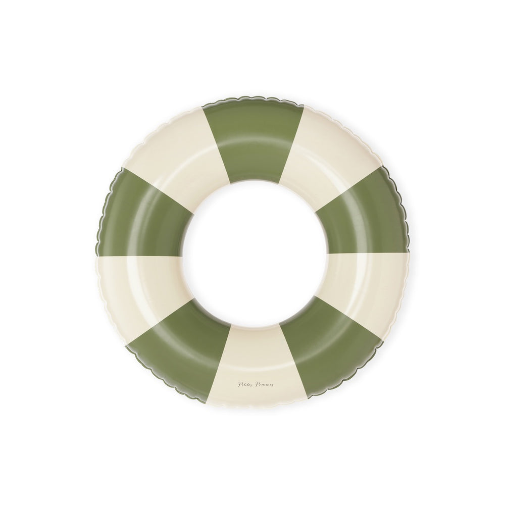De Petites Pommes Olivia zwemband in de kleur Terra verde (groen) is een opblaasbare zwemband met een diameter van 45cm. Deze zwemband heeft een leuk en kleurrijk ontwerp in een streep design. VanZus