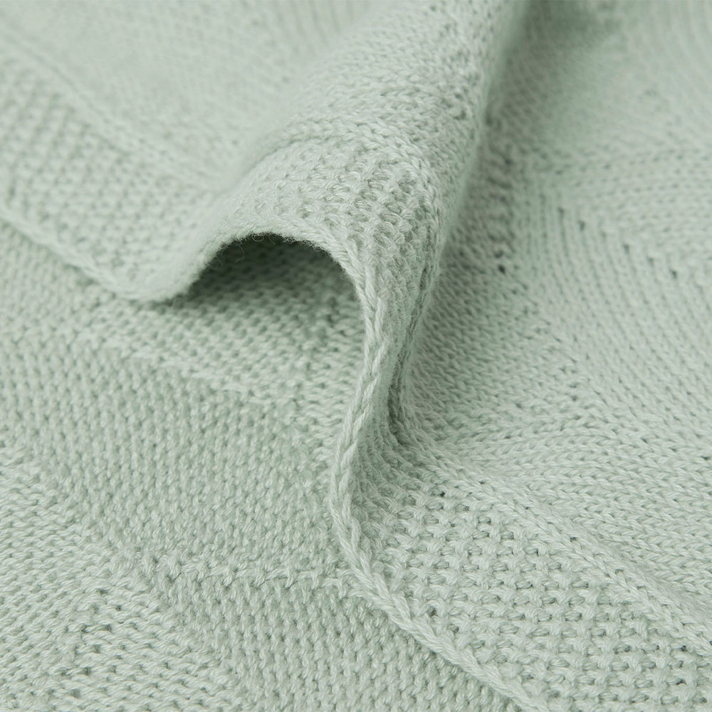 Houd je kindje warm met de hippe wiegdeken (75x100 cm) shell knit sea foam GOTS van Jollein. Voorzien van een gebreid motief en gemaakt van het allerzachtste katoen. Ook geschikt voor onderweg in de maxi cosi. VanZus