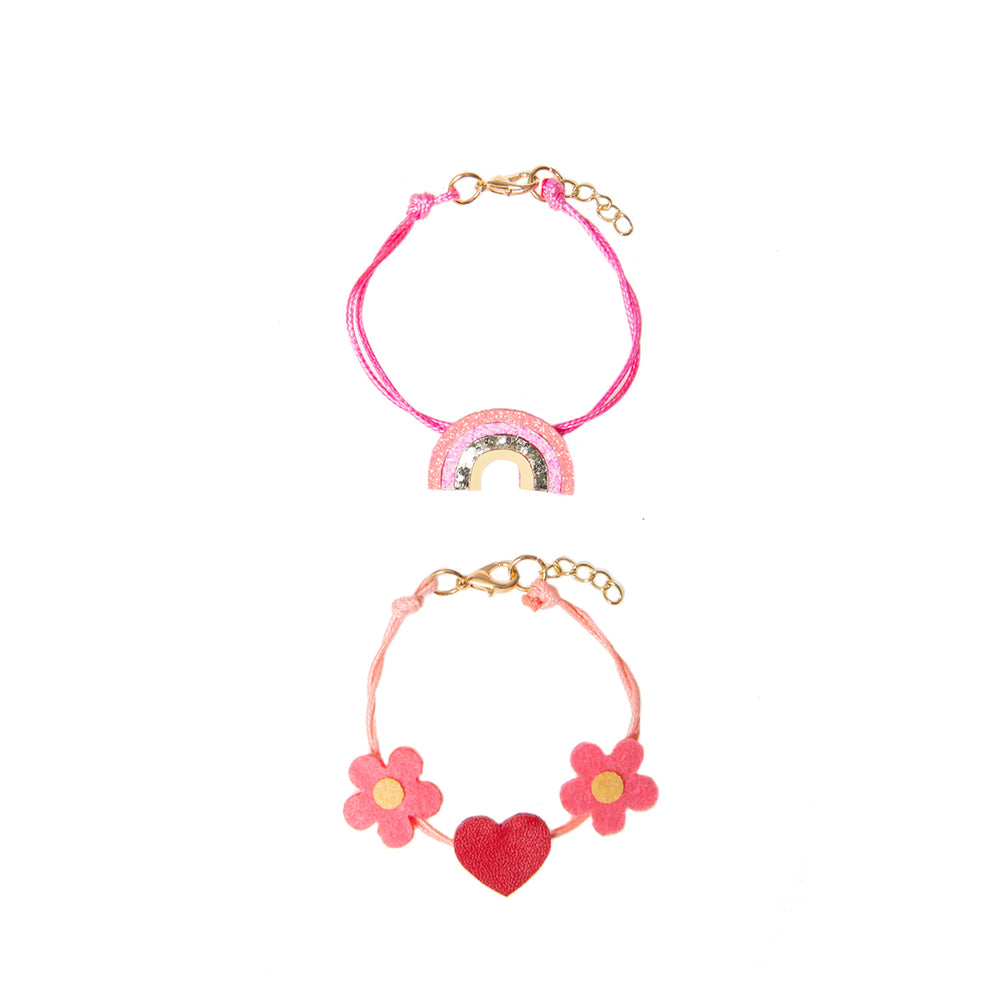 Armcandy voor jouw mini: Rockahula’s hippy rainbow armbandjes set. Een armbandje met regenboog in de kleuren roze, geel en goud en een armbandje met roze bloemen en nepleren rode hart. Eenvoudig verstelbaar. VanZus