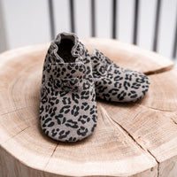 Op zoek naar stijlvolle eerste schoentjes? Dat zijn de Mavies first steps leopard grey. Deze babyslofjes zijn van grijs suède en met de hand gemaakt. De soepele zool zorgt voor goede afwikkeling van de voet. VanZus.