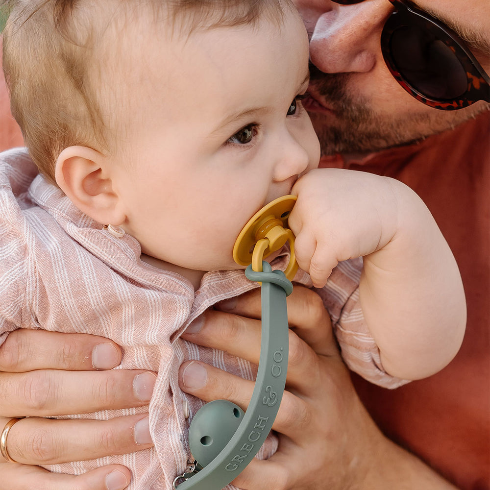 Het Grech & co. speenkoord siliconen in de kleur fern is een handig en stijlvol accessoire voor baby's, ontworpen om te voorkomen dat de fopspeen van je kleintje kwijtraakt of op de grond valt. VanZus