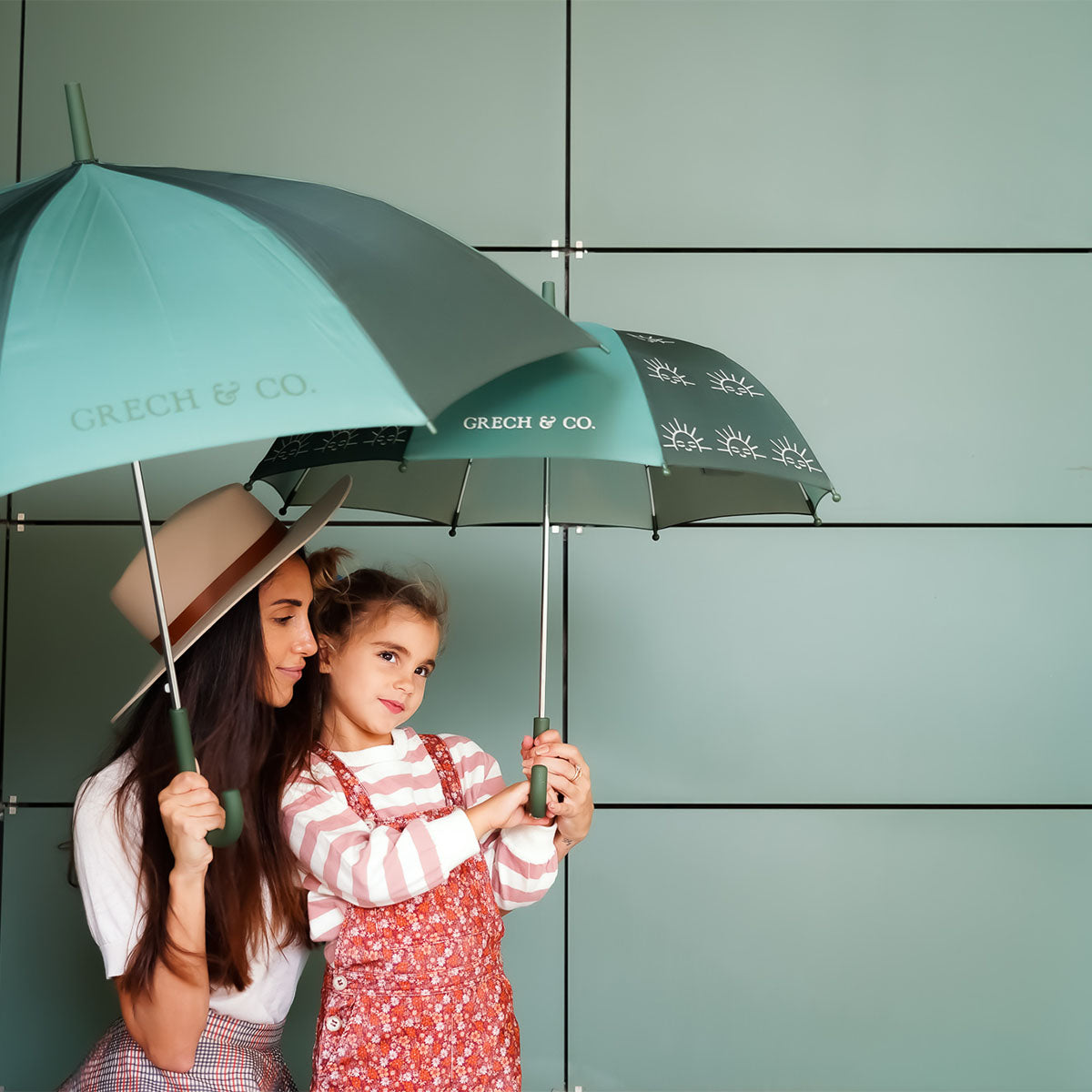 Bij regen én zonneschijn zorgt de duurzame Grech & co. paraplu kids orchard ervoor dat je stijlvol voor de dag komt. Leuk voor kinderen die willen matchen met hun grote broer/zus, mama of papa. VanZus