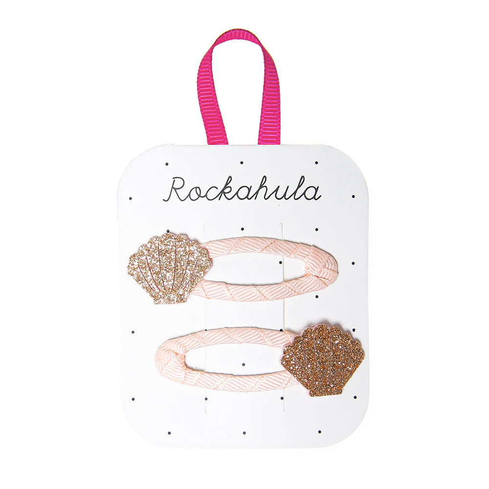 Rockahula’s seashell speldjes zijn een echte blikvanger in de haartjes van jouw mini. De set van 2 clips met glimmende gouden schelpen zorgen voor een vrolijk en hippe uitstraling. VanZus