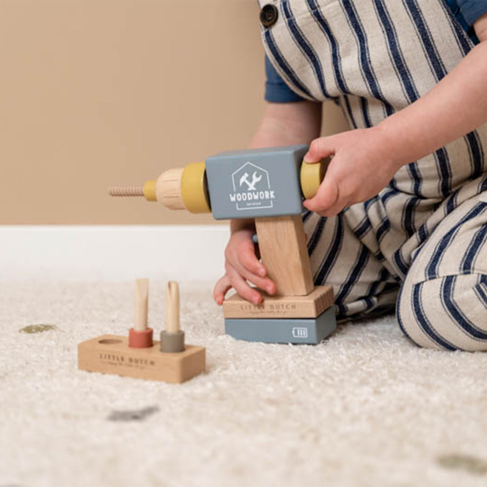 Boor, schroef en draai! Met deze houten speelgoedboor van Little Dutch kun je bijna alles repareren. De houten boormachine stimuleert de verbeeldingskracht en creativiteit en ontwikkelt de motorische vaardigheden. VanZus