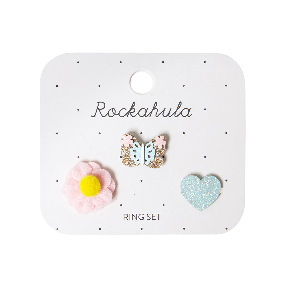 De set van Rockahula bestaat uit 3 hippe ringen uit de collectie meadow butterfly. Versierd met een vlinder, hart en bloem met subtiele glitter details en vrolijke kleuren. Verstelbaar. VanZus