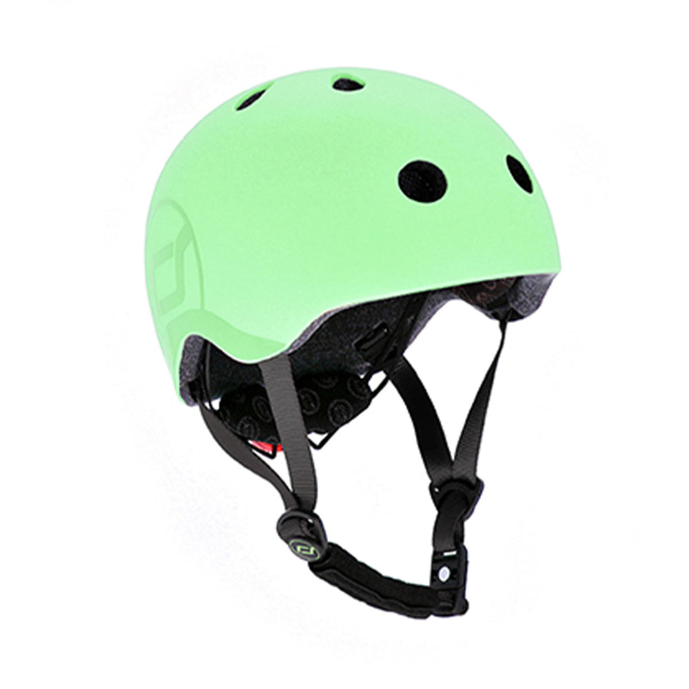 Met de Scoot and Ride helm S kiwi kan je jouw kindje met een gerust hart op pad laten gaan op de fiets, skates of step. Deze stoere kinderhelm beschermt het hoofdje van jouw kind tijdens het vallen. VanZus.