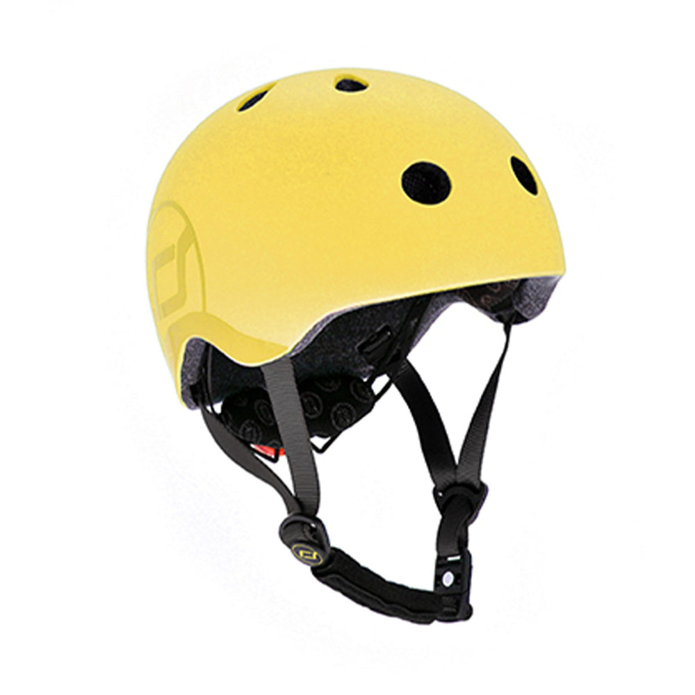 Met de Scoot and Ride helm S lemon kan je jouw kindje met een gerust hart op pad laten gaan op de fiets, skates of step. Deze stoere kinderhelm beschermt het hoofdje van jouw kind tijdens het vallen. VanZus.
