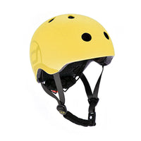 Met de Scoot and Ride helm S lemon kan je jouw kindje met een gerust hart op pad laten gaan op de fiets, skates of step. Deze stoere kinderhelm beschermt het hoofdje van jouw kind tijdens het vallen. VanZus.