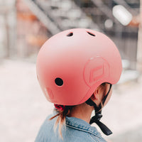 Met de Scoot and Ride helm S peach kan je jouw kindje met een gerust hart op pad laten gaan op de fiets, skates of step. Deze stoere kinderhelm beschermt het hoofdje van jouw kind tijdens het vallen. VanZus.