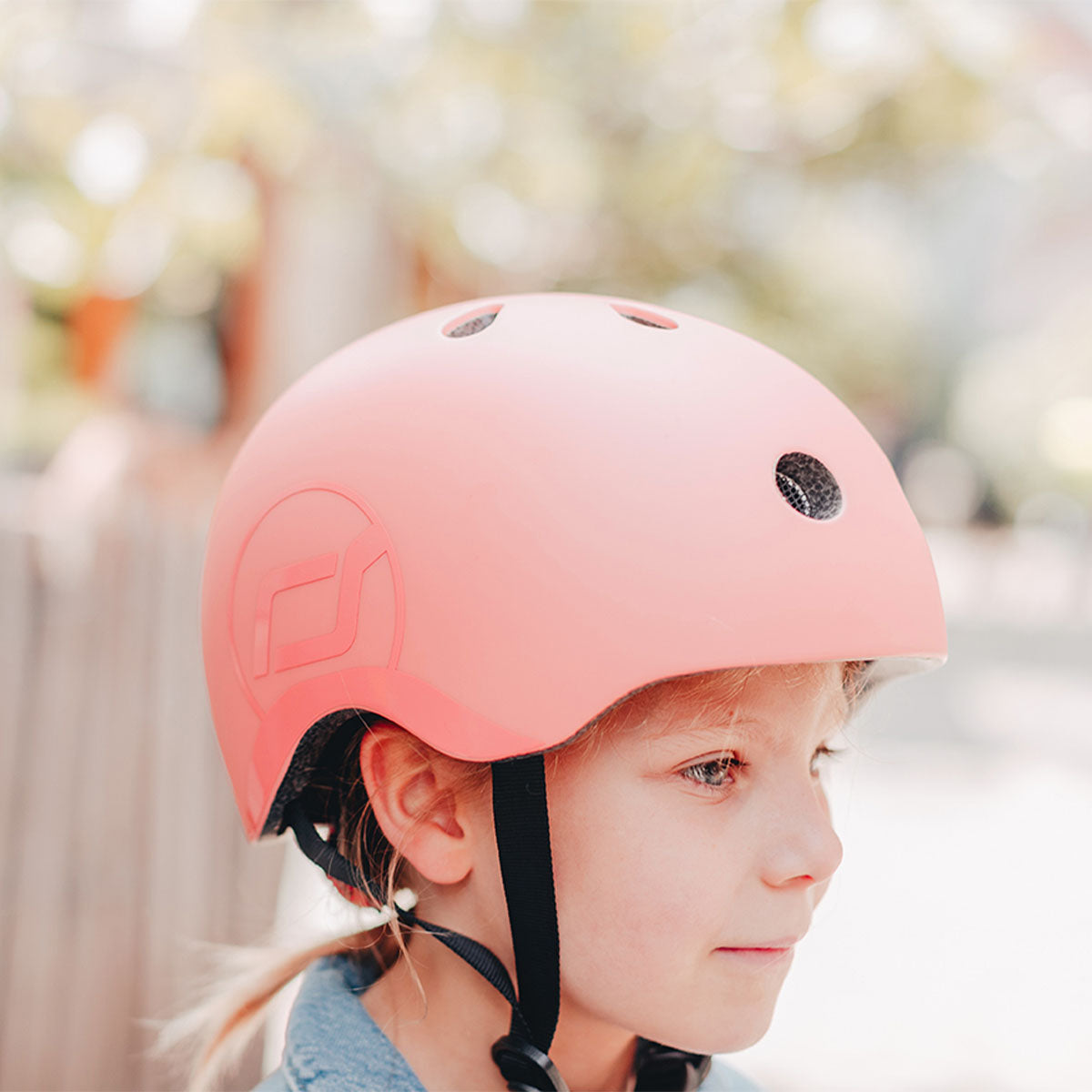 Met de Scoot and Ride helm S peach kan je jouw kindje met een gerust hart op pad laten gaan op de fiets, skates of step. Deze stoere kinderhelm beschermt het hoofdje van jouw kind tijdens het vallen. VanZus.
