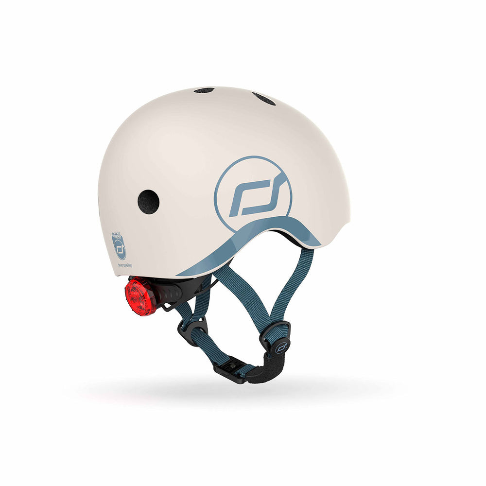 Met de Scoot and Ride helm XS ash kan je jouw kindje met een gerust hart op pad laten gaan op de fiets, skates of step. Deze stoere kinderhelm beschermt het hoofdje van jouw kind tijdens het vallen. VanZus.