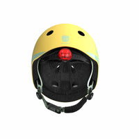 Met de Scoot and Ride helm XS lemon kan je jouw kindje met een gerust hart op pad laten gaan op de fiets, skates of step. Deze stoere kinderhelm beschermt het hoofdje van jouw kind tijdens het vallen. VanZus.