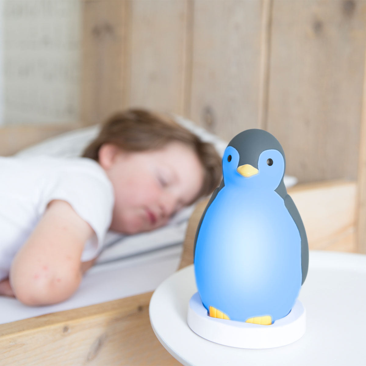 De ZAZU Slaaptrainer Pam the penguïn blue is een nachtlamp in de vorm van een pinguïn met timer en draadloze speaker. Een handig hulpmiddel voor kids om ze te leren wanneer het dag-nacht/bedtijd-speeltijd is. VanZus.