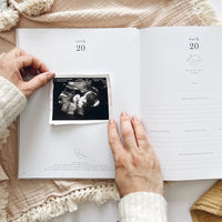 Met dit my pregnancy journal invulboek van Blush and Gold bundel je alle herinneringen van je zwangerschap in een mooi boek. Hiermee leg je alle hoogtepunten en mijlpalen van jouw bijzondere negen maanden vast. VanZus