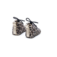 Op zoek naar stijlvolle (eerste) schoentjes van goede kwaliteit? Dat zijn de Mavies classic boots leopard gold. De babyschoenen zijn van beigekleurig leer met een trendy luipaardprintje en hebben een boots-model. VanZus.