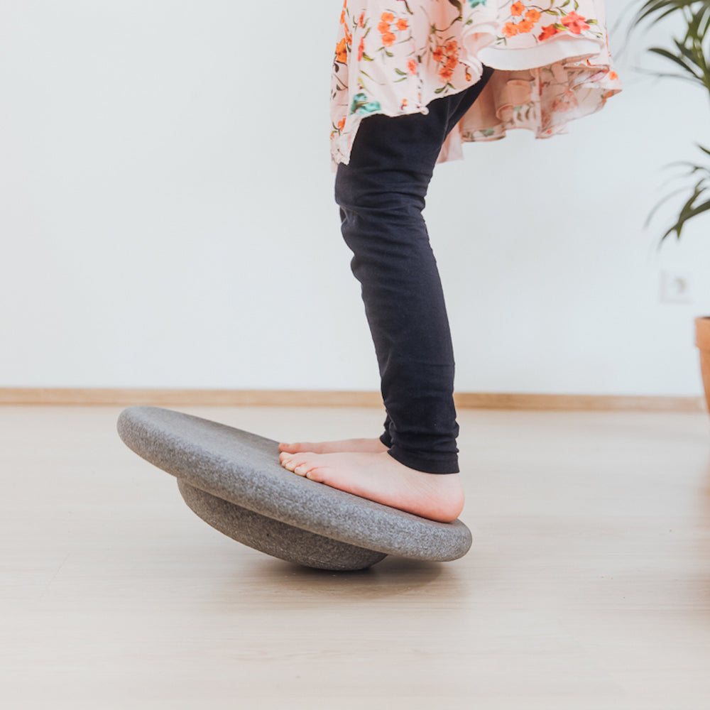 Stapelstein board grijs is het perfecte speelgoed voor leuke balansoefeningen, om op te zitten of om te gebruiken in een zelfgemaakt parcours. Met dit open einde speelgoed zijn de mogelijkheden eindeloos. VanZus.
