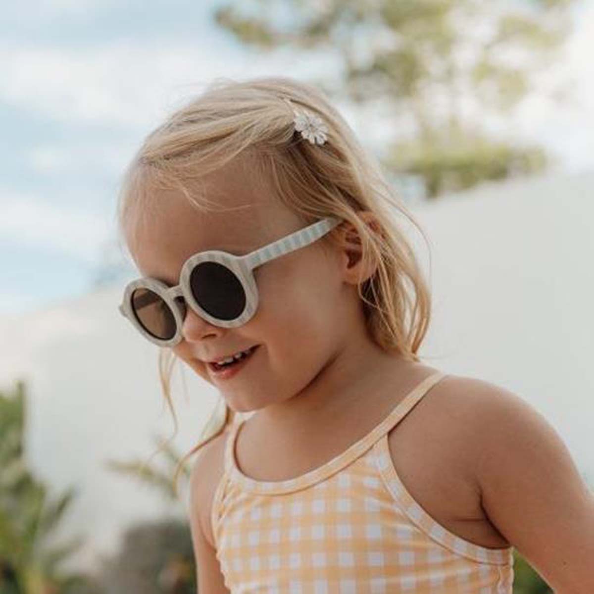 Bescherm de ogen van je baby of kind goed met een goede zonnebril met een goede UV-bescherming. VanZus biedt zonnebrillen van diverse merken voor baby, dreumes, peuter, kleuter en ouder kind. Een goede oogbescherming vind je hier! 