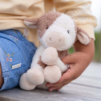 De Little Dutch knuffel koe 25 cm little farm is misschien wel het nieuwe beste vriendje van jouw kindje. Welk kind houdt er nou niet van knuffels? Deze knuffel is ook nog eens heerlijk zacht. VanZus.