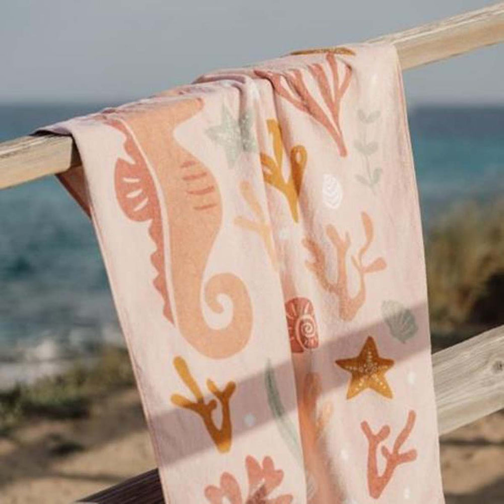 Naar het strand, zwembad of op vakantie? Dan neem je het badlaken ocean dreams pink van Little Dutch mee! Lekker zacht, gemaakt van 100% katoen. Met een mooie print van de onderwaterwereld. Afmeting 60x120 cm. VanZus