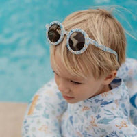 Stijlvol en veilig: de trendy zonnebril Ocean Dreams blue van het merk Little Dutch. Ronde vorm, blauwe kleur met vrolijke ocean print, 100% UV-bescherming, comfortabele pasvorm en van duurzame materialen. VanZus