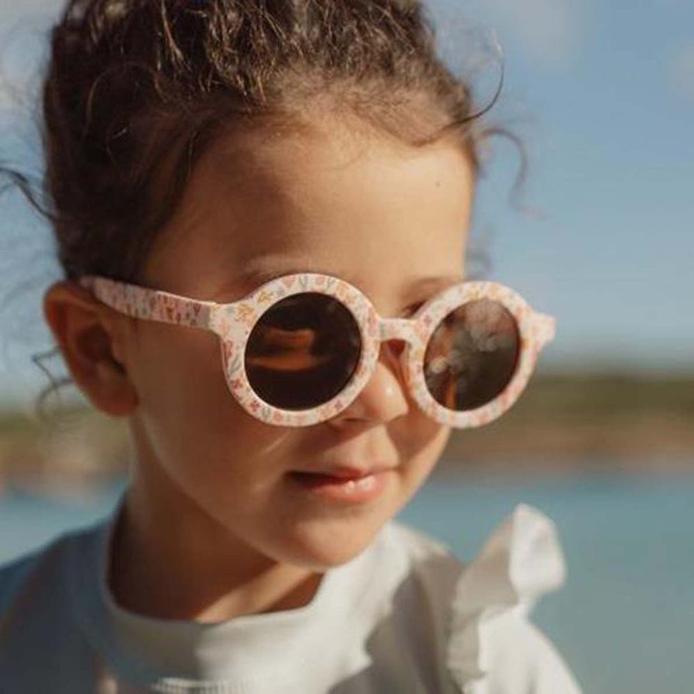 Stijlvol en veilig: de trendy zonnebril Ocean Dreams Pink van het merk Little Dutch. Ronde vorm, roze kleur met vrolijke ocean print, 100% UV-bescherming, comfortabele pasvorm en van duurzame materialen. VanZus
