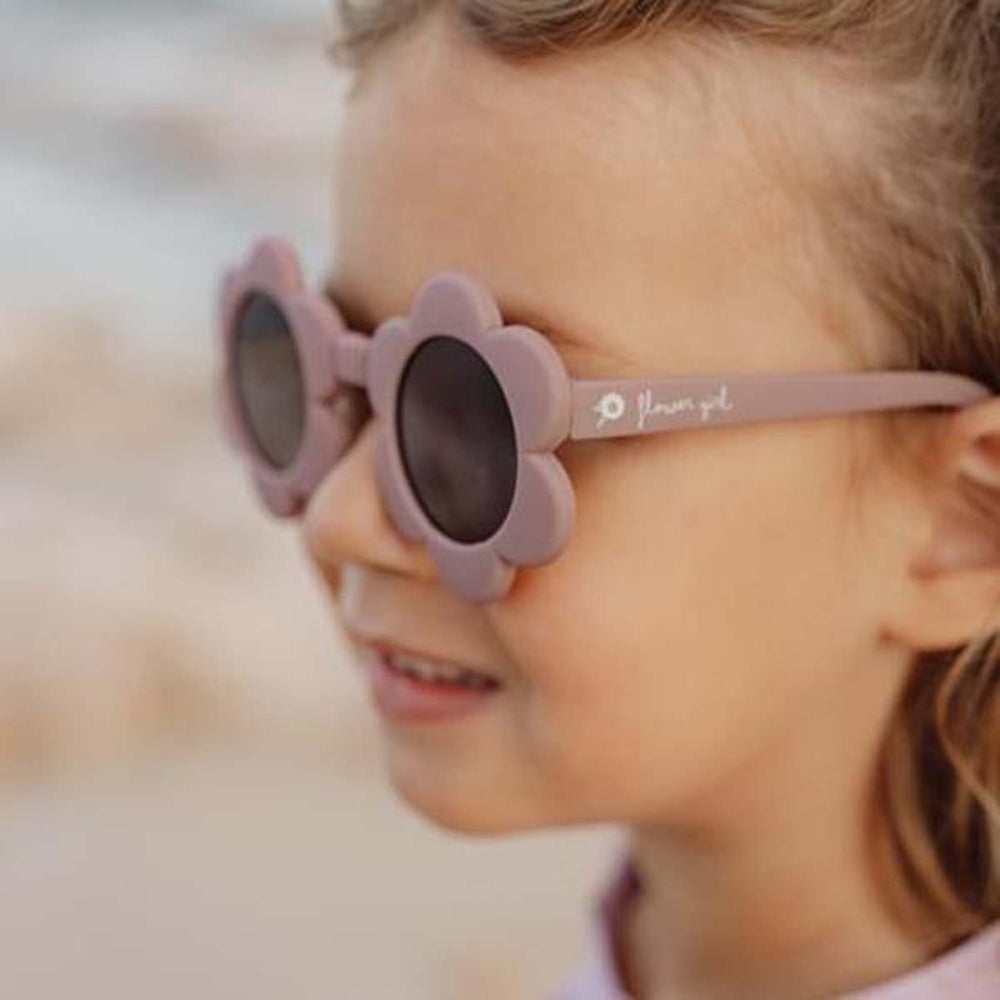 Stijlvol en veilig: de trendy zonnebril bloem mauve van het merk Little Dutch. In de vorm van een bloem, paarse kleur,  100% UV-bescherming, comfortabele pasvorm en van duurzame materialen. VanZus