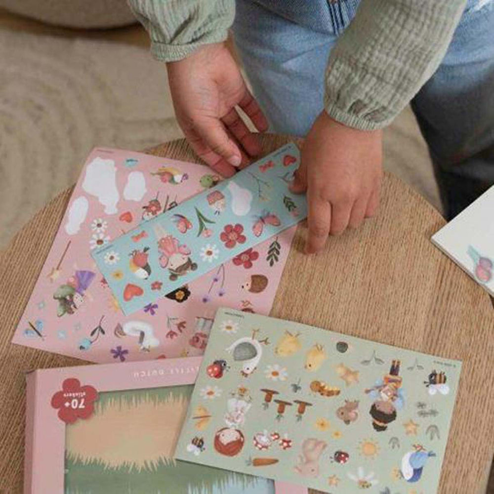 Voor creatieve kindjes:  stickers rosa & friends van het merk Little Dutch. De stickerset bestaat uit 3 stickervellen met meer dan 70 stickers en een achtergrond die versierd kan worden. Vanaf 3 jaar. VanZus