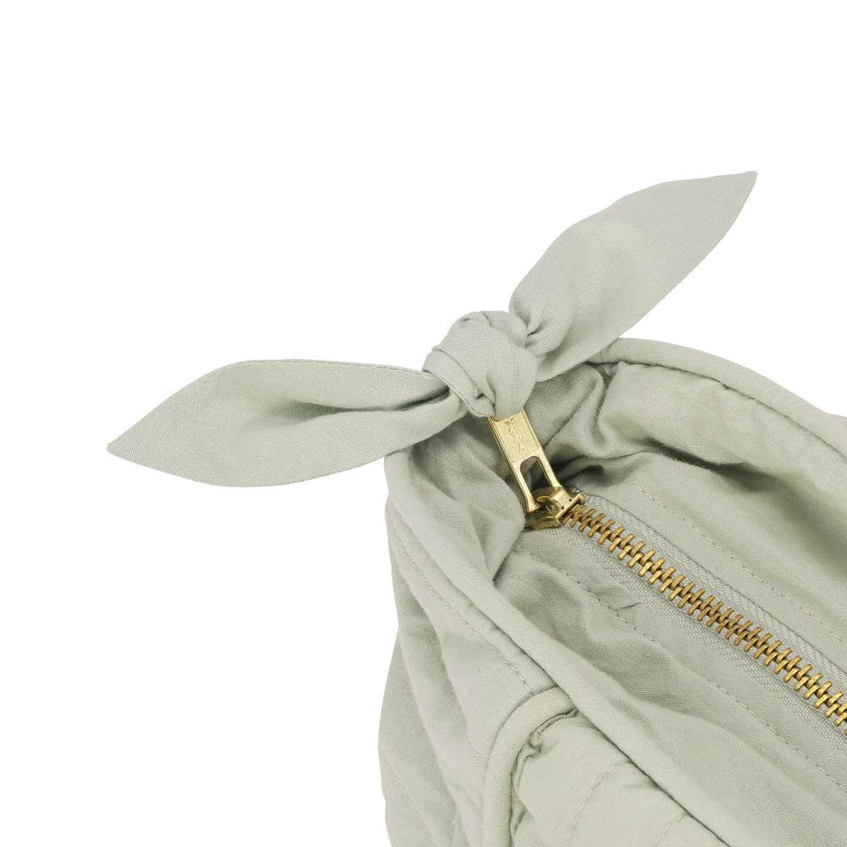 De perfecte tas voor onderweg: de Quilted tote bag van Vanilla Copenhagen in de kleur Olive Mist. Mooie details, lange handvaten, diverse vakken en een afsluitbare rits. Praktisch én luxe is deze mombag. VanZus